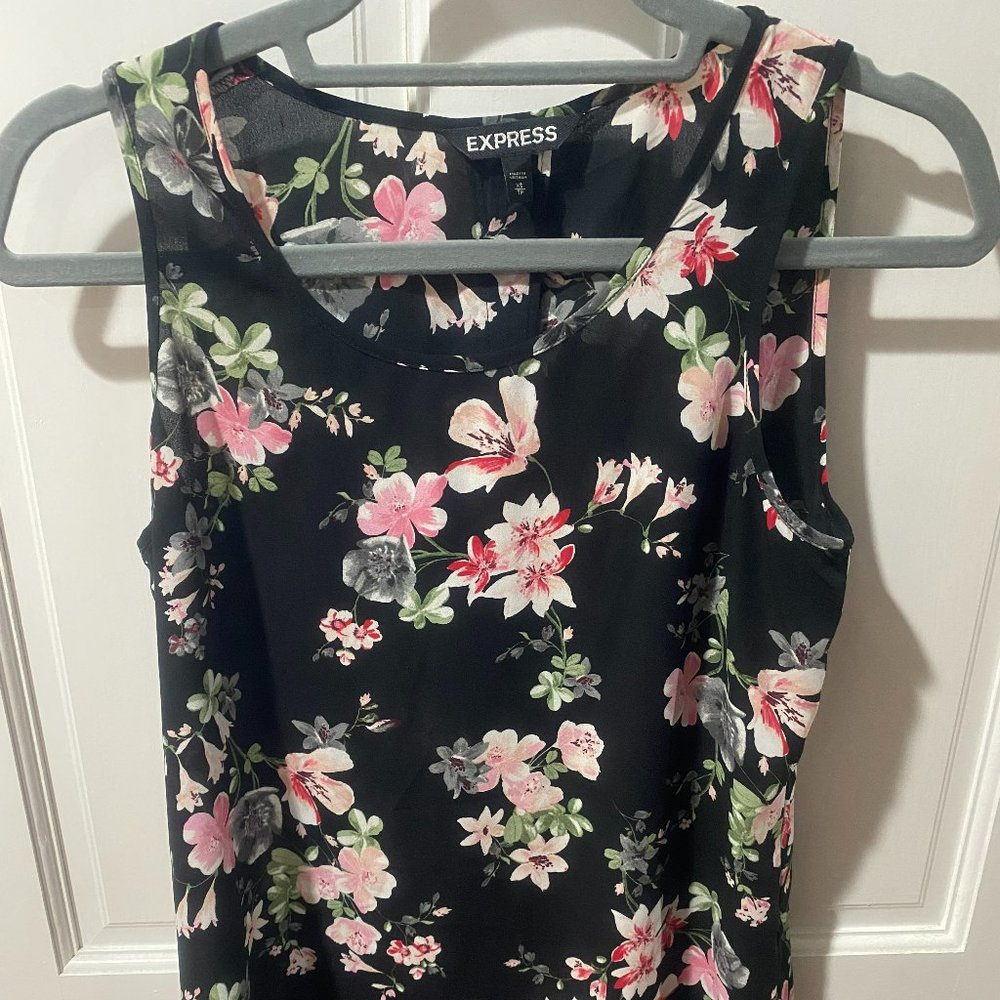 Express Lightweight Camisole w/ Back Slit - Black Floral, Size XS